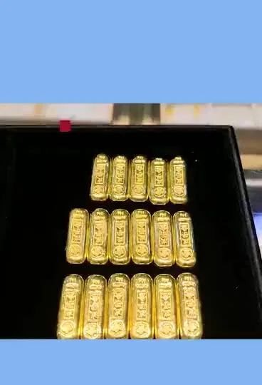 金价攀升！上海爷叔带35根金条来回售，还有人囤了10公斤