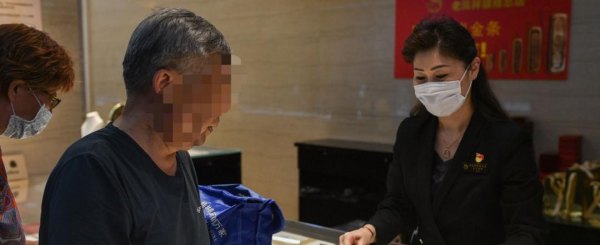 金价攀升！上海爷叔带35根金条来回售，还有人囤了10公斤