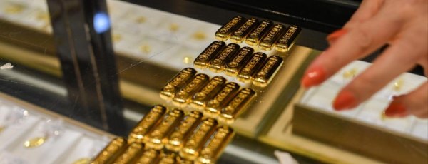 金价攀升！上海爷叔带35根金条来回售，还有人囤了10公斤