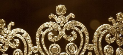 卡地亚出品，上千颗大钻石堆砌，这顶传家冠冕，下场竟用来抵税？