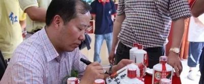 8月街边流行1种横幅，摆1天只为回收这种酒，原来收酒这么多套路