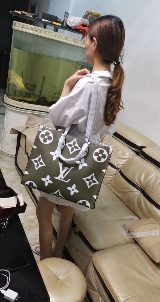 赛琳box回收价 #年底扫货#驼色大衣穿不好总是“显老气”，怎样才能摆脱这一点，穿对味呢？