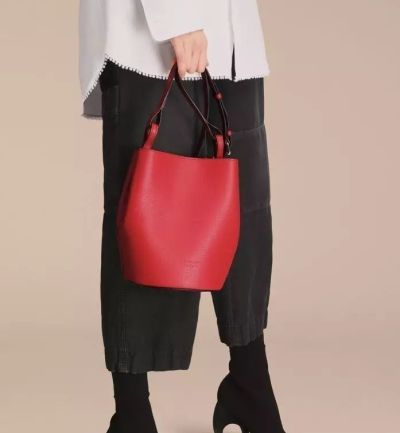 西安格迪奥回收价格查询 想给女朋友买个包包，10000左右求推荐？